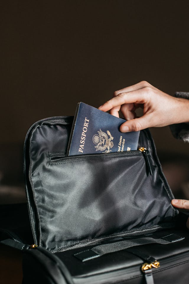 Siyah Çantanın içine konulan pasaport